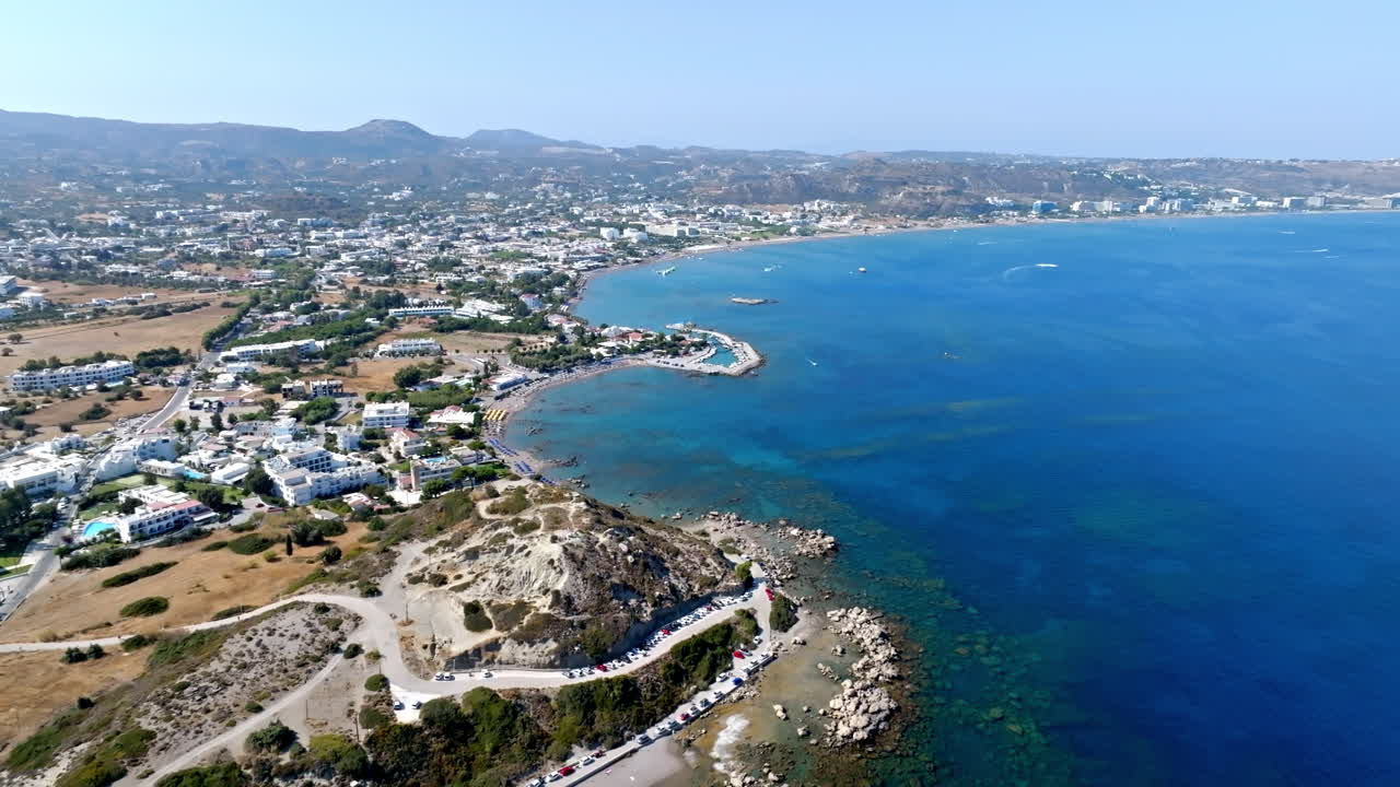 Faliraki, Rodos'taki Turkuaz Koy ve Tatil Köylerinin Nefes Kesen Drone Manzarası.