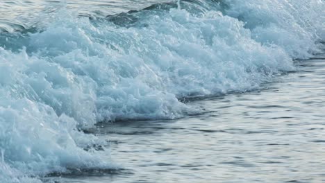 Zeitlupe-Von-Wunderschönen-Blauen-Meerwasserwellen,-Die-Gegen-Tropischen-Sandstrand-Spritzen