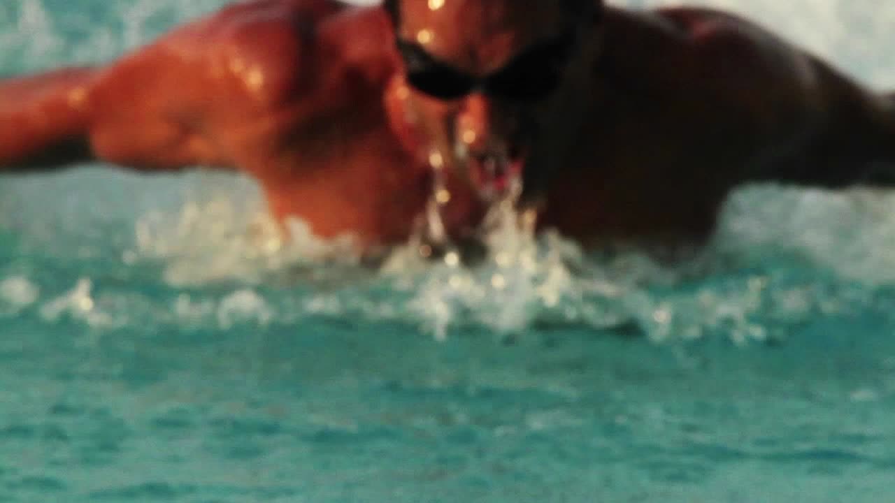 수영장에서 우리에게 직접 향하는 수영 선수