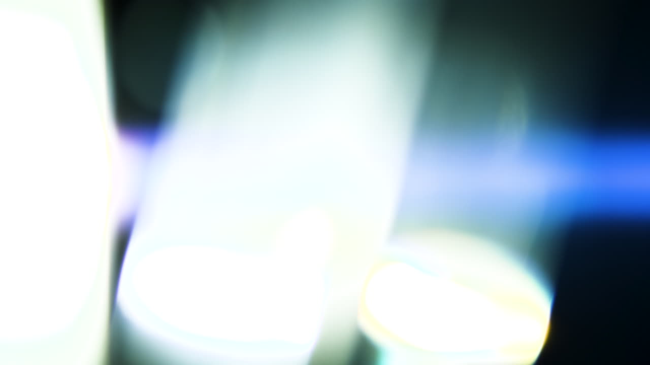 bellos e impresionantes reflejos de luz y rayas azules anamórficas tomadas en negro con lentes anamórficos de cine de alta gama como fondo, superposiciones de fugas de luz o transiciones para editores