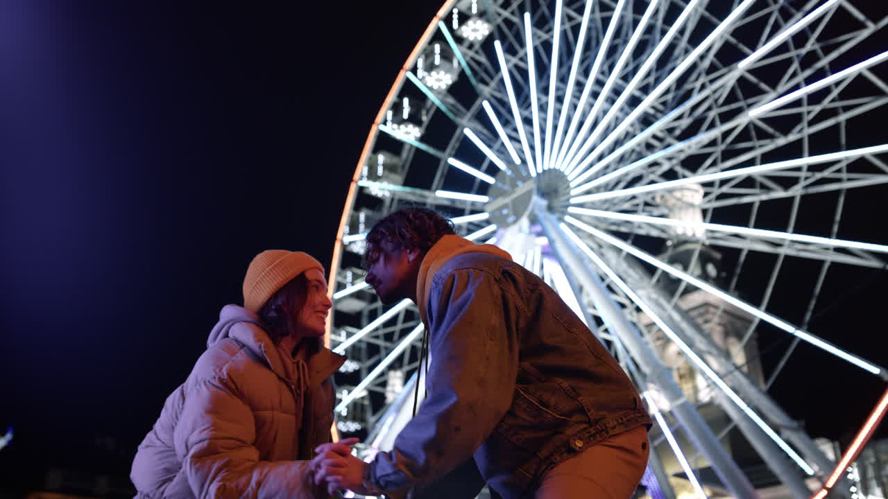 야외에서 손을 잡고 있는 쾌활한 커플. 도심에서 행복한 커플 댄스.