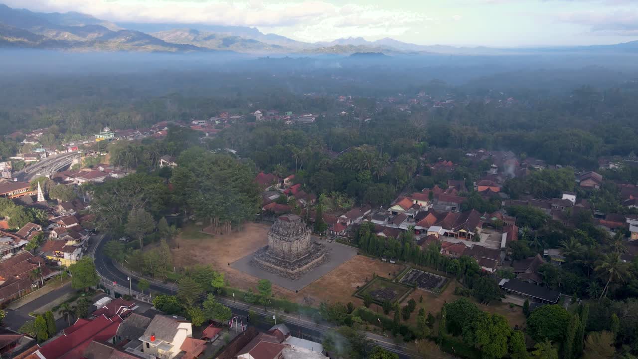 imágenes aéreas circulares sobre el templo de mendut en java central, indonesia