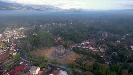 Kreisförmige-Luftbilder-über-Dem-Mendut-Tempel-In-Zentral-Java,-Indonesien