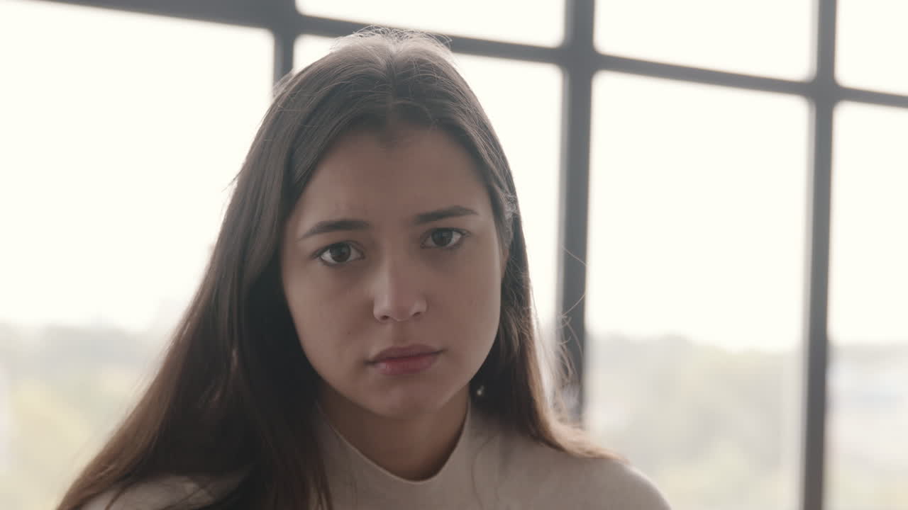 mujer infeliz mirando a la cámara con expresión triste 1