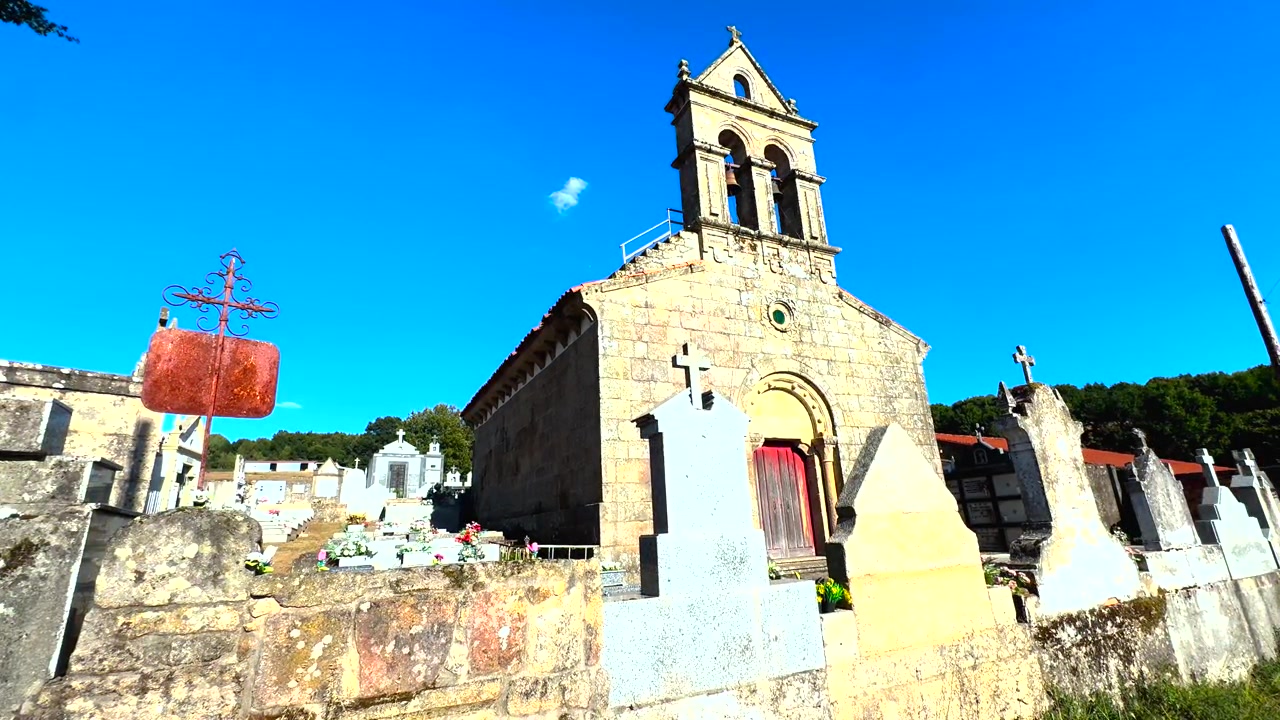 Chiesa di Armariz con facciata in pietra a Nogueira de Ramuin, Ourense, Galizia, Spagna.