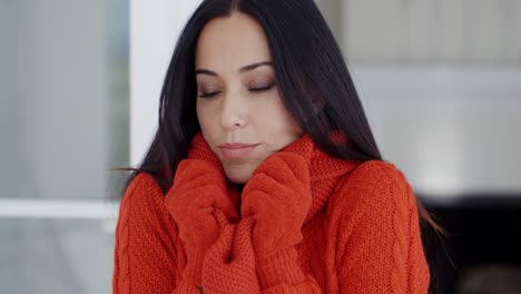 mujer joven seria en la moda de invierno