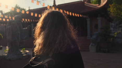 mujer visitando un templo budista