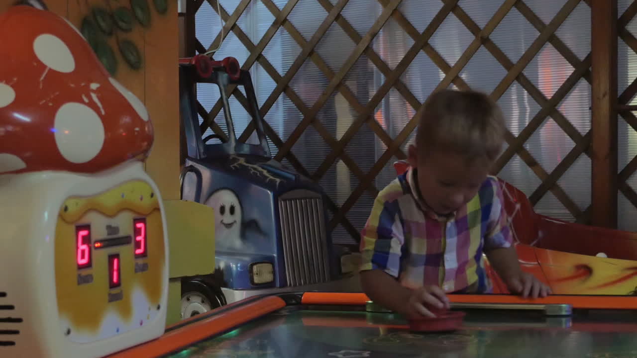 Bambino che gioca a Air Hockey