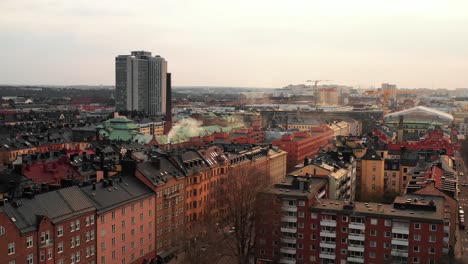 Vista-Aérea-De-Calles-Y-Casas-Urbanas-De-Varios-Pisos-En-El-Barrio-Desde-Drones.-Estocolmo,-Suiza