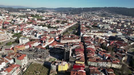 Fliegen-Sie-über-Das-Stadtzentrum-Von-Braga,-Portugal-01