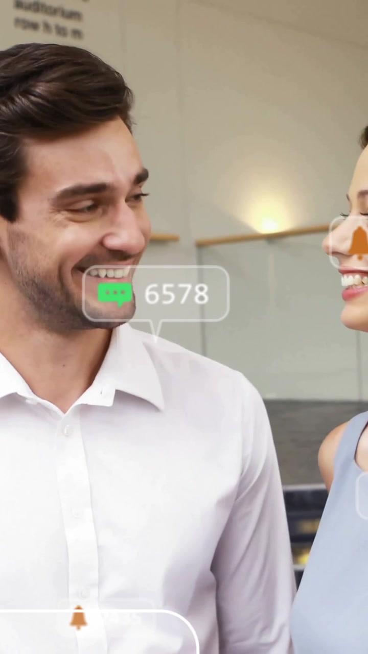 En una oficina moderna, animación de notificaciones de redes sociales rodeando a una pareja sonriente