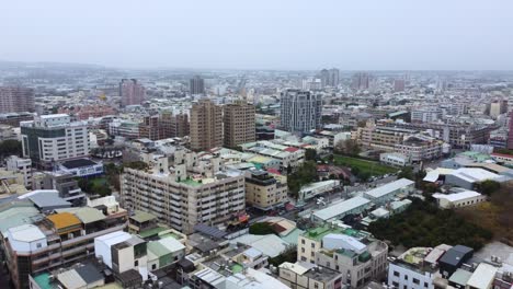 un denso paisaje urbano en un día nublado, mostrando edificios y calles, vista aérea