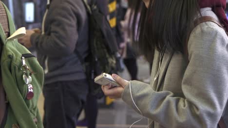 mädchen mit smartphone aus nächster nähe