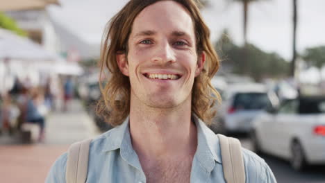 viajar, feliz y la cara de un hombre en la ciudad