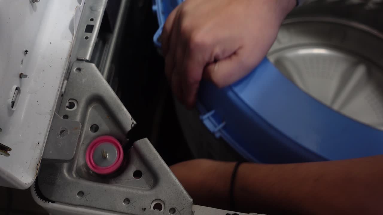 상부 부하 세탁기에서 충격 흡수기를 교체합니다.