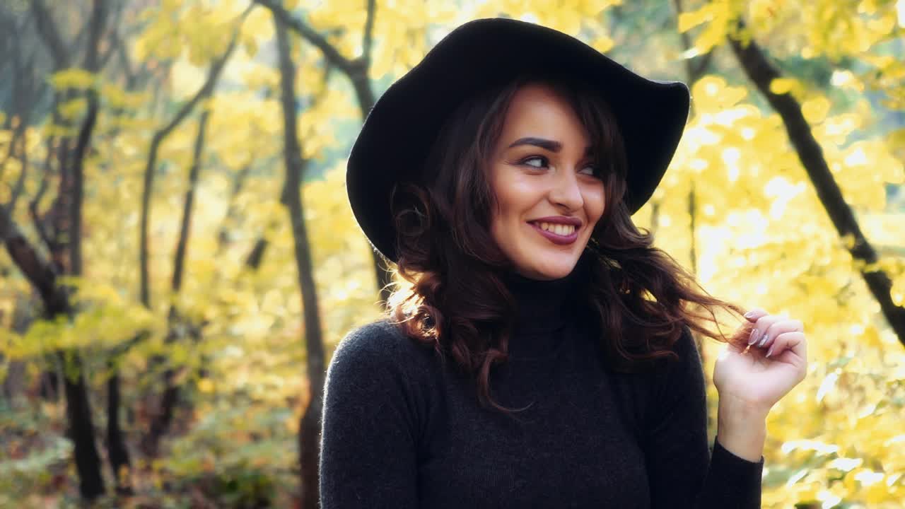 Ragazza che cammina nel parco. Donna attraente che cammina in una foresta autunnale.