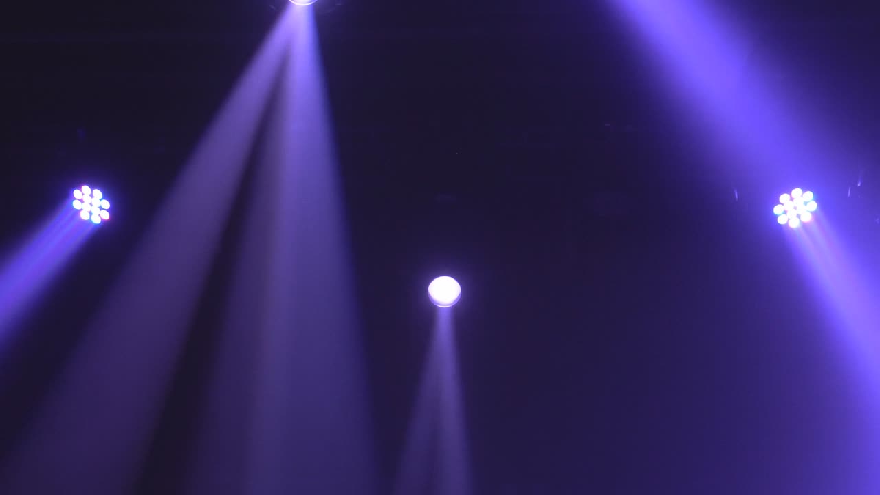 las luces del escenario brillando en el estudio. animación en bucle sin fisuras.