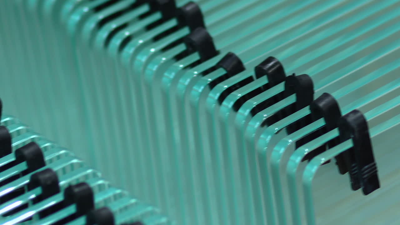 매크로는 유리창 생산 산업에서 유리창을 위한 유리의 돌리 샷을 닫습니다.