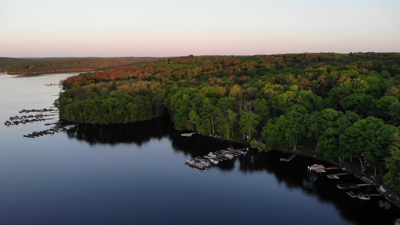 sobrevuelo del lago wallenpaupack hacia muelles y árboles