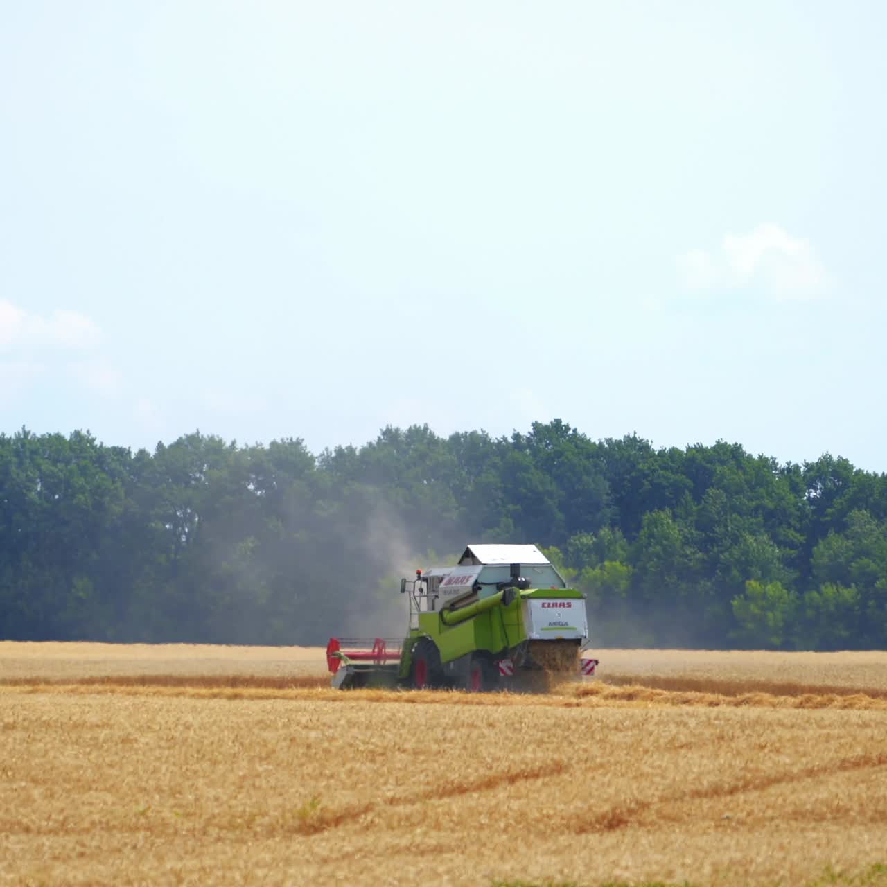 ⁇  에서 일 하는 수확기 기계