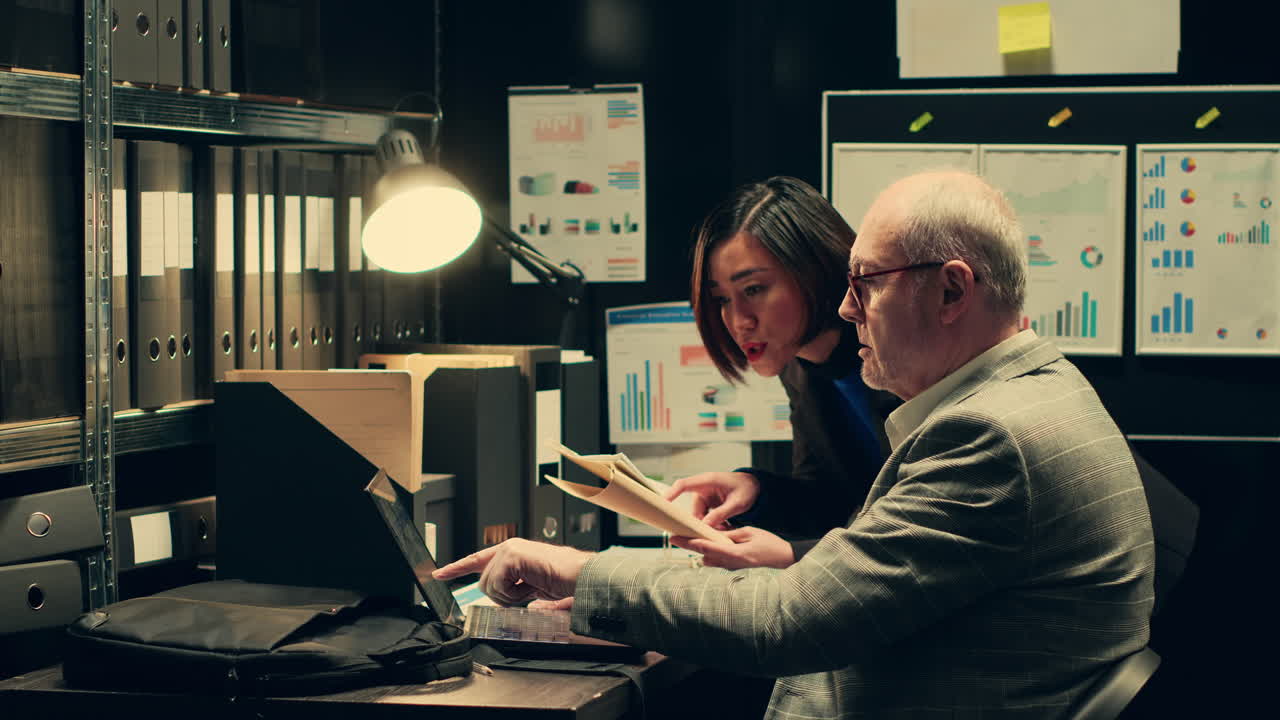 investigadores que estudian mapas históricos de las escenas del crimen usando registros clasificados