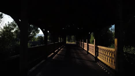 Pasando-Por-Un-Puente-Cubierto-De-Madera-Sobre-Un-Hermoso-Arroyo-De-Agua