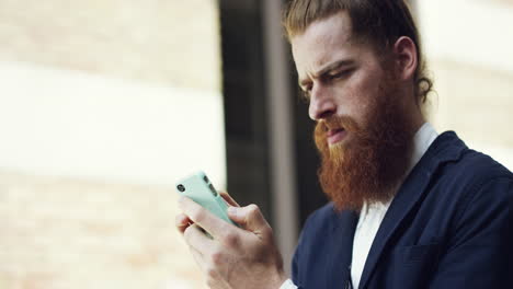 Hipster-Mann-Nutzt-Smartphone-Touchscreen,-Verbundene-Sharing-Economy