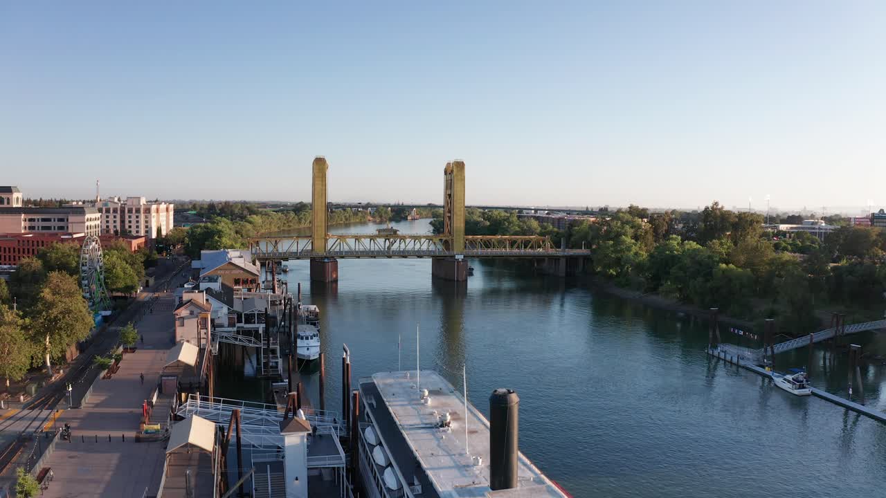 사크라멘토 강의 타워 브릿지를 향해 델타 킹 증기선 위를 날아다니는 넓은 공중 촬영