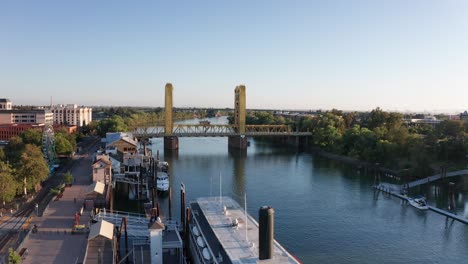 tiro aéreo amplio volando sobre el barco de vapor delta king hacia el puente de la torre en el río sacramento