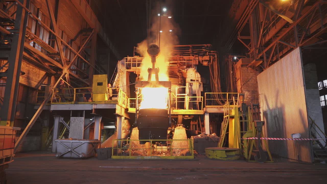 proceso de fundición de metales en una fábrica