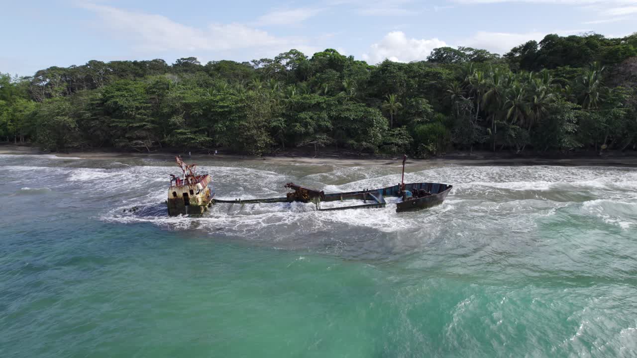 naufragio en una playa tropical