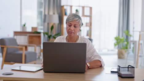 Computadora-Portátil,-Mecanografía-Y-Mujer-De-Negocios-Senior