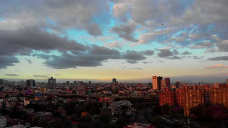 Establecimiento-De-Un-Atardecer-En-La-Ciudad-De-México.