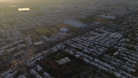 Sonnenaufgang-Stadtbild-Im-Hintergrund-Erscheinen-Ein-Berg-Und-Die-Ganze-Stadt-Unterhalb-Des-Ereignisses