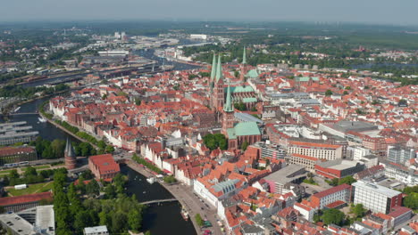 Luftpanoramablick-Auf-Das-Mittelalterliche-Stadtzentrum-Mit-Hohen-Kirchentürmen.-Historische-Stadt,-Umgeben-Von-Der-Trave.-Lübeck,-Schleswig-Holstein,-Deutschland