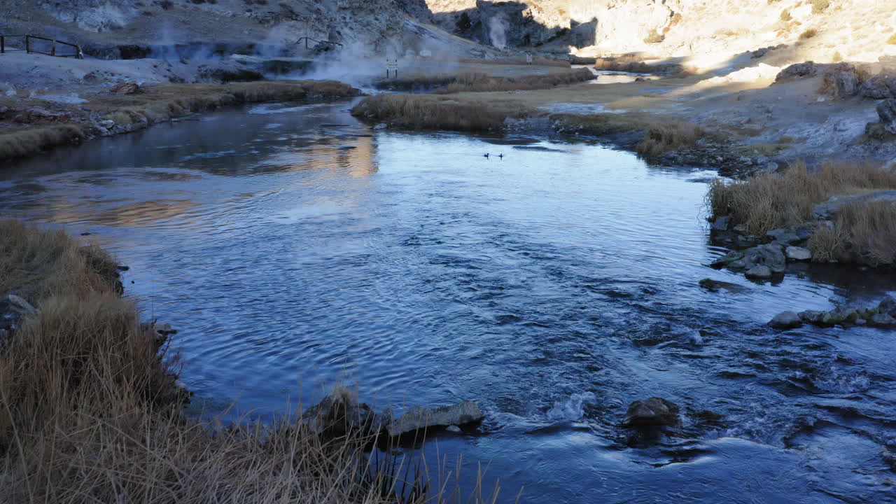 낮은 비행 수류 및 온천, 여행 목적지, 핫 크릭 지질 사이트, 항공