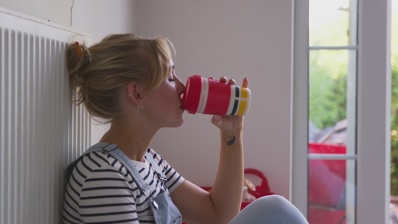 mujer decorando una habitación en la casa haciendo una llamada telefónica mirando una tableta digital con tiras de prueba de pintura