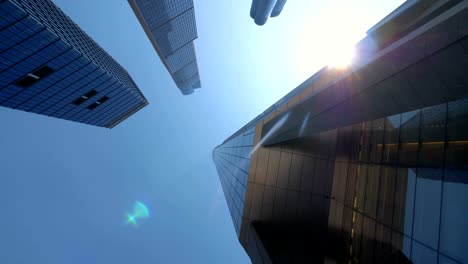 mirando hacia arriba a los rascacielos de la ciudad de nueva york en 4k cámara lenta 60 fps