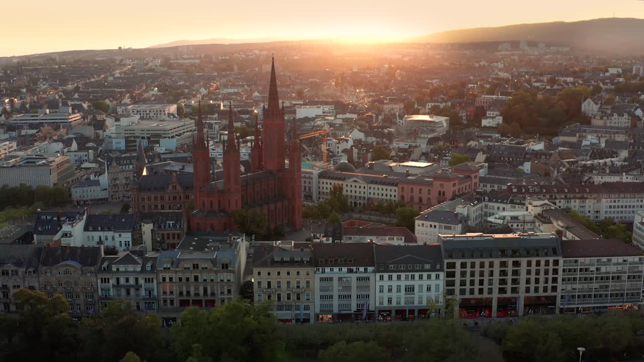 구시가지와 도심을 보여주는 일몰 직전 저녁에 드론으로 독일 비스바덴의 마르크트키르헤를 감싸고 있습니다.