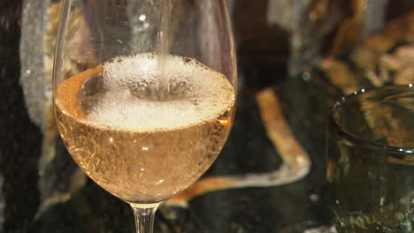 vertiendo vino blanco en un vaso