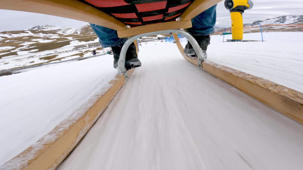 bajando en trineo por una montaña nevada