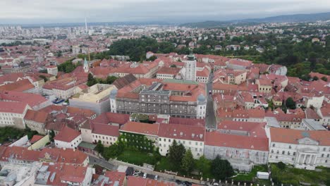 Vista-Aérea-Que-Rodea-La-Iglesia-De-San-Marcos,-Zagreb,-El-Casco-Antiguo-De-La-Capital-De-Croacia,-Un-Hito-Cristiano.