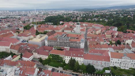 vista aérea que rodea la iglesia de san marcos, zagreb, capital de croacia ciudad vieja punto de referencia cristiano