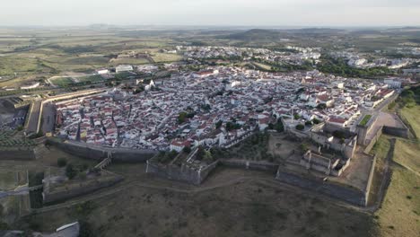 Panorámica-Aérea-Amplia-De-La-Ciudad-De-Elvas-Y-El-Paisaje-Circundante-En-Portugal