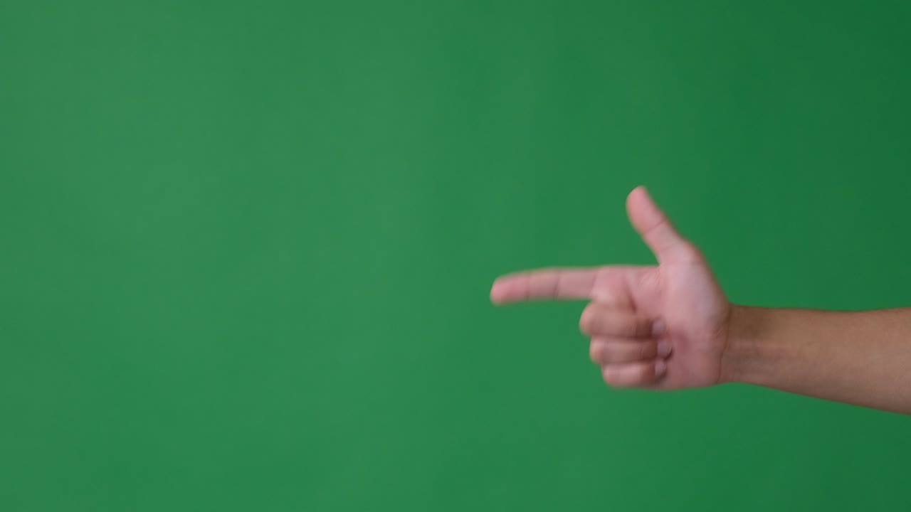 초록색 배경 위에서 손으로 촬영하는 제스처