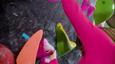 Teenager-Mädchen-Beim-Bouldern-Im-Innenbereich