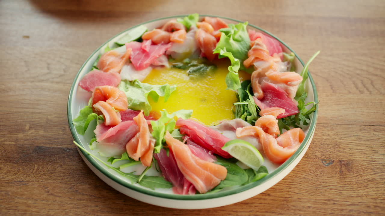 Fargerik salatbolle med fersk laks, tunfisk, grønnsaker og sitrusdressing