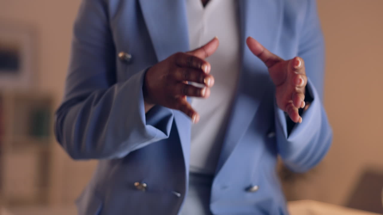 Zoom hands, business woman explain