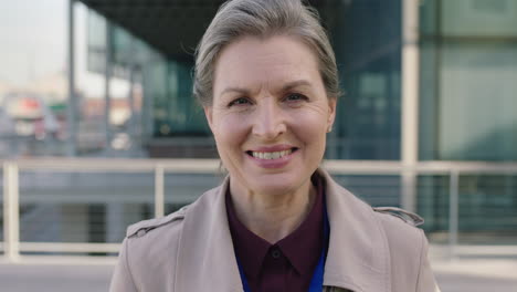 Retrato-De-Una-Mujer-De-Negocios-De-Mediana-Edad-Sonriendo-Feliz-Disfrutando-De-Una-Carrera-Corporativa-En-La-Ciudad