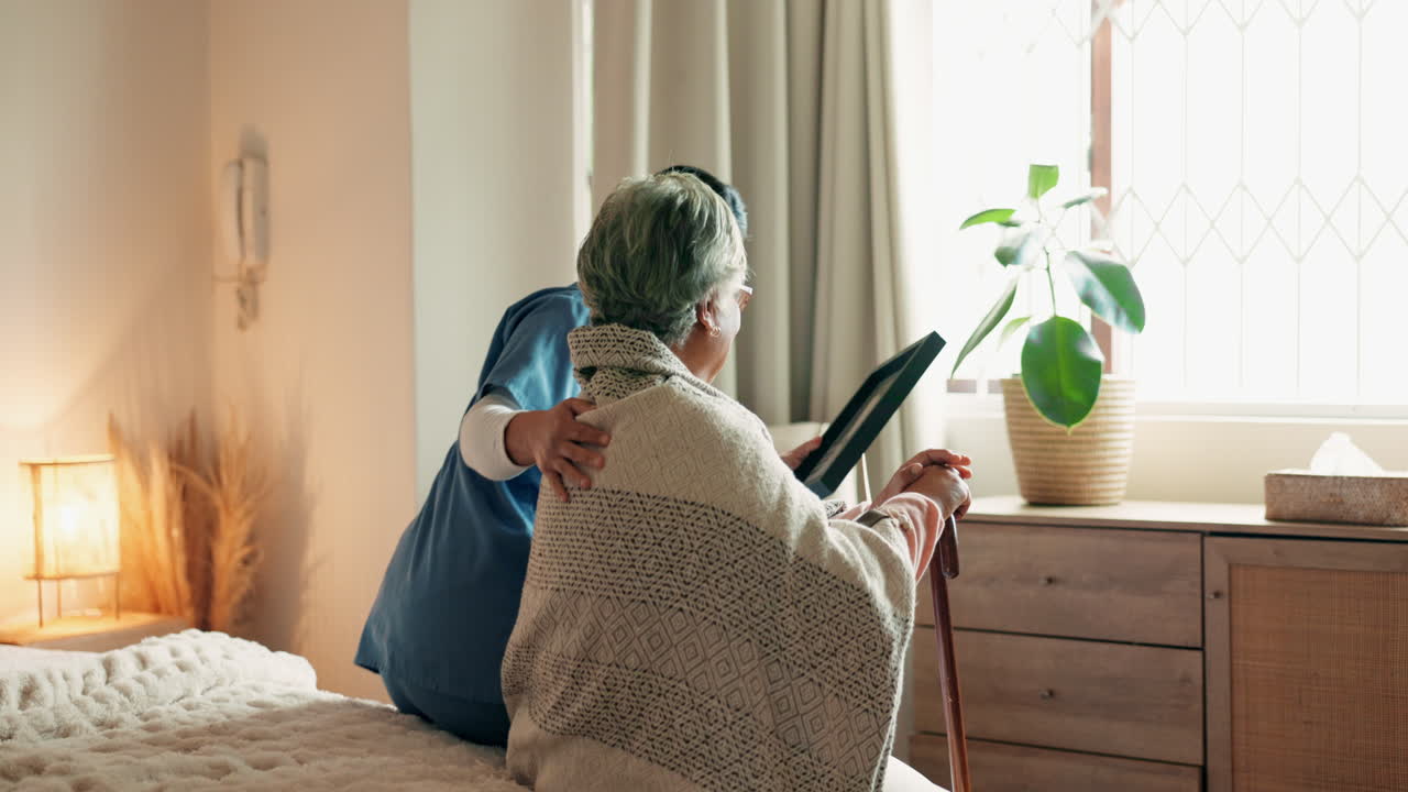 간호사 가 노인 여자 를 도와준다
